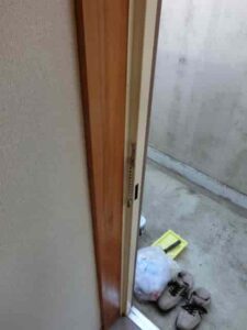 玄関ドアの枠も塗装