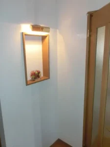 ニッチがある壁とドアの間に壁を作って収納スペースにする