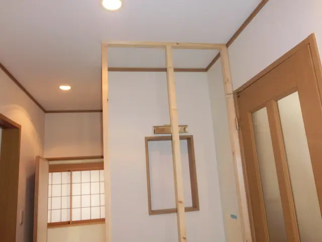 壁の下地となる根太を組む様子