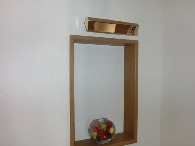 ニッチを照らす照明器具が壁から出っ張っている状態