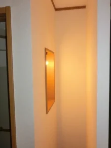 壁から出ていた照明器具をニッチ内に収めた状態