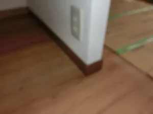 壁にコンセントを増設した様子