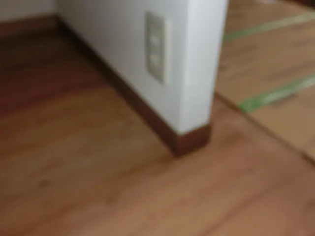 壁にコンセントを増設した様子