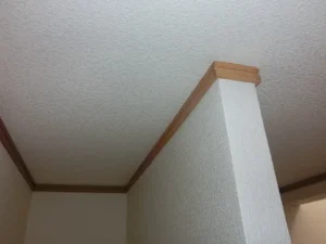 回り縁を取り付けた様子