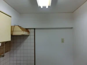 撤去した後に壁紙を貼り替え、さっぱりした様子