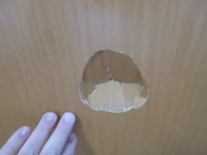 室内ドアを足で蹴ってできた穴の状態