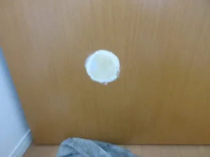 穴をパテで補修した状態