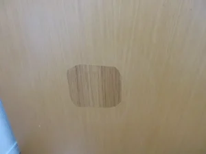 パテで補修した場所にダイノックシートを貼った状態