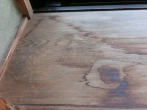床板にシミやアクがある様子