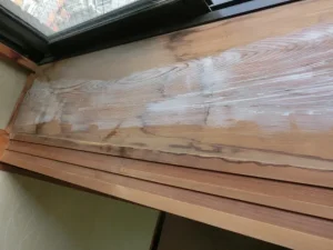 ダイノックシートを貼る前に下地を補修