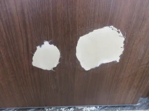 ドアの穴をパテで補修した状態