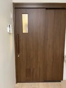 新たにダイノックシートを貼ったドア全体を見た様子