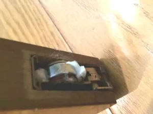 破損した引き戸の戸車の状態