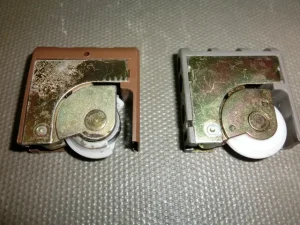 破損した戸車と新しい戸車を並べた状態