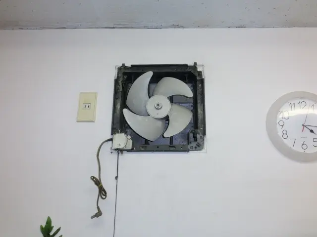 壁に換気扇が付いた状態