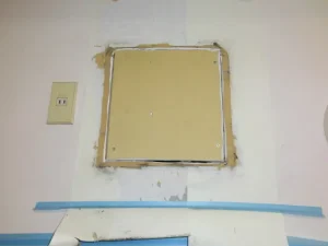 開口部分を石膏ボードで塞いだ様子