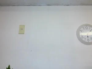 石膏ボードで塞いだ場所に壁紙を貼った様子