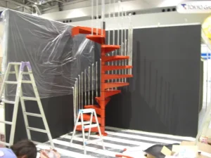 手すりの支柱を付けて徐々にらせん階段の形が分る状態