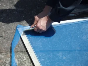 網戸の張り替え作業の様子