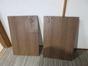 表面のシートが一部ブヨブヨになった収納扉