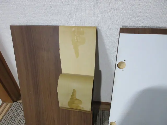 表面のシートを剥がしたら、水がしみこんだ跡ある様子