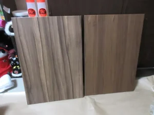 以前の収納扉（右）と新たにダイノックシートで貼り替えた収納扉（左）