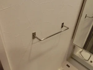 洗面所に取り付けたステンレス製のシンプルなデザインのタオル掛け