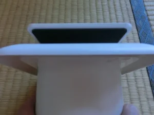 遮音機能がある黒いシートがフタの裏にある様子