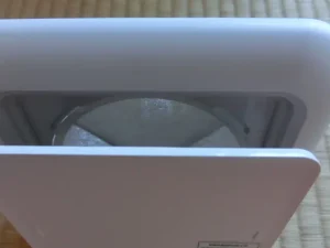 通風口に、きめの細かい防塵フィルターがある様子