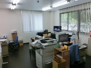 事務所に縦型ブラインドを設置した様子