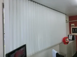 縦型ブラインドを閉めた状態