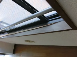 窓枠のフィルムが端から大きくめくれ上がっている状態