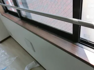 きれいにダイノックシートで貼り替えた窓枠