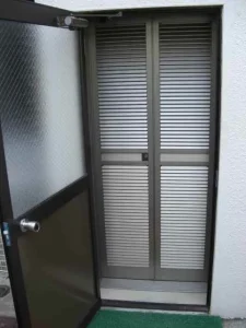玄関網戸のルーバーを閉じた状態