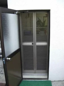 玄関網戸のルーバーを開いた状態