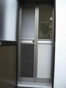 玄関網戸のルーバーは個別に操作可能の様子