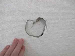 「壁の穴・キズ・へこみなど壁紙補修はポリバレンテ」の紹介画像