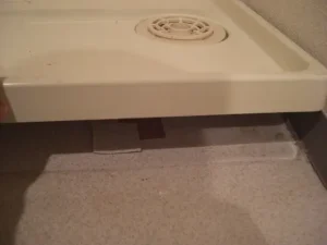 洗濯パンの裏から、補修用のクッションフロアを切り取った様子