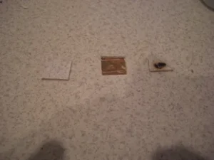 切り取ったクッションフロアを使って焦げ跡を「部分補修」した様子