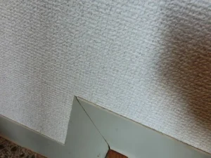 剥がれた巾木を補修した状態