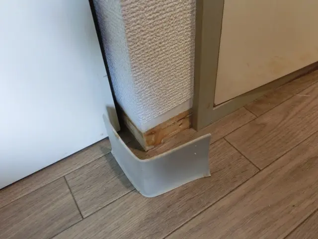 角の巾木がそっくり剥がれてしまっている様子