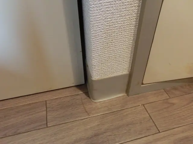 剥がれた巾木を再び接着した状態