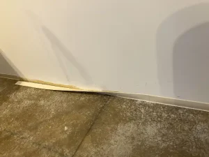 縁（ソフト巾木）が剥がれてしまった状態