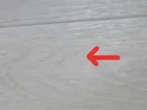 アップで見た補修後のクッションフロアのキズの様子