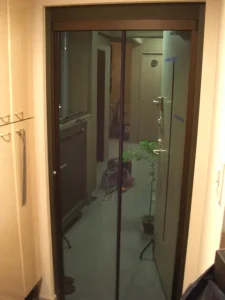 内側から見た、スリム型ロータリー網戸を閉めた様子