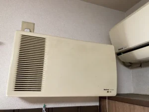 エアコンのそばに換気扇がある様子