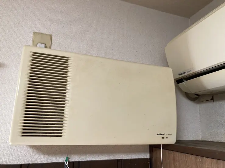 エアコンのそばに換気扇がある様子
